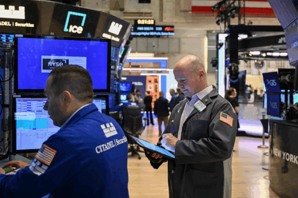 US Stocks Dip as Trump’s Tariff Deadline Looms US_Stocks_Dip_as_Trump_s_Tariff_Deadline_Looms