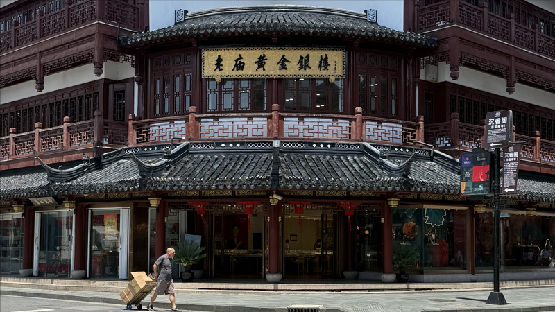 Yuyuan_Market__Where_Ming_Dynasty_Serenity_Meets_Modern_Shanghai_Buzz