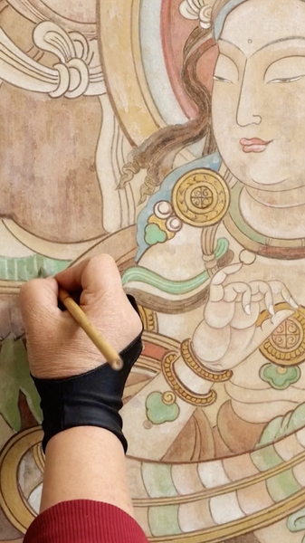 Artisan Xu Dongliang Safeguards Xinjiang’s Ancient Murals video poster