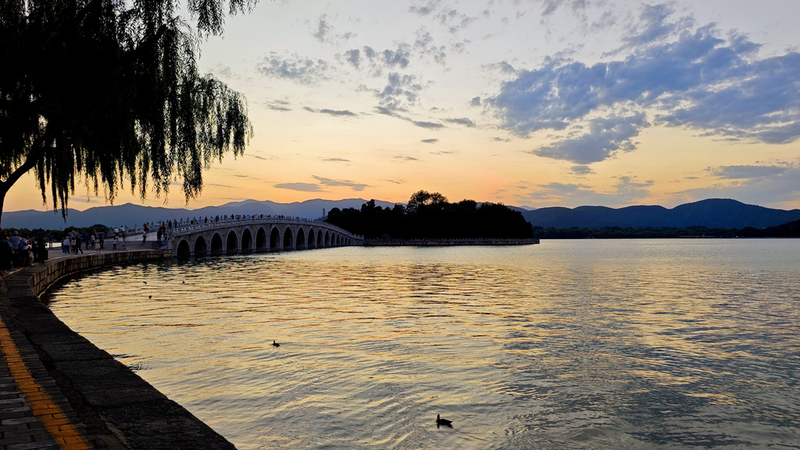 Beijing_s_Summer_Palace_Glows_in_Stunning_Sunset_Spectacle - Khabar Asia Beijing_s_Summer_Palace_Glows_in_Stunning_Sunset_Spectacle