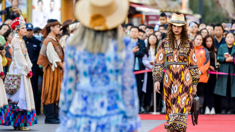 British_Student_in_Xinjiang_Debunks_Uygur_Language_Myths