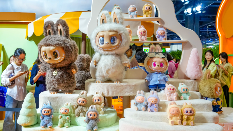 Labubu_Charms_Crowds_at_China_s_2025_Service_Trade_Fair - Khabar Asia Labubu_Charms_Crowds_at_China_s_2025_Service_Trade_Fair