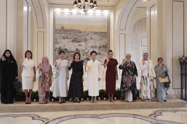 Peng Liyuan Hosts SCO Spouses, Bridges Cultures in Tianjin Peng_Liyuan_Hosts_SCO_Spouses__Bridges_Cultures_in_Tianjin