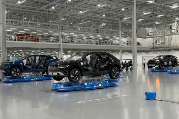 U.S. Authorities Detain 475+ Immigrants at Hyundai Plant, Majority from South Korea U_S__Authorities_Detain_475__Immigrants_at_Hyundai_Plant__Majority_from_South_Korea