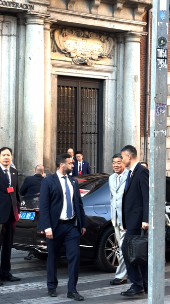 U_S__China_Trade_Talks_Resume_in_Madrid__Tariffs__TikTok_on_Agenda_poster - Khabar Asia U_S__China_Trade_Talks_Resume_in_Madrid__Tariffs__TikTok_on_Agenda video poster