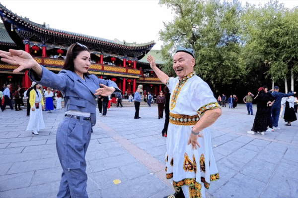 Urumqi’s Dance Culture Celebrates Ethnic Unity in Xinjiang Urumqi_s_Dance_Culture_Celebrates_Ethnic_Unity_in_Xinjiang video poster