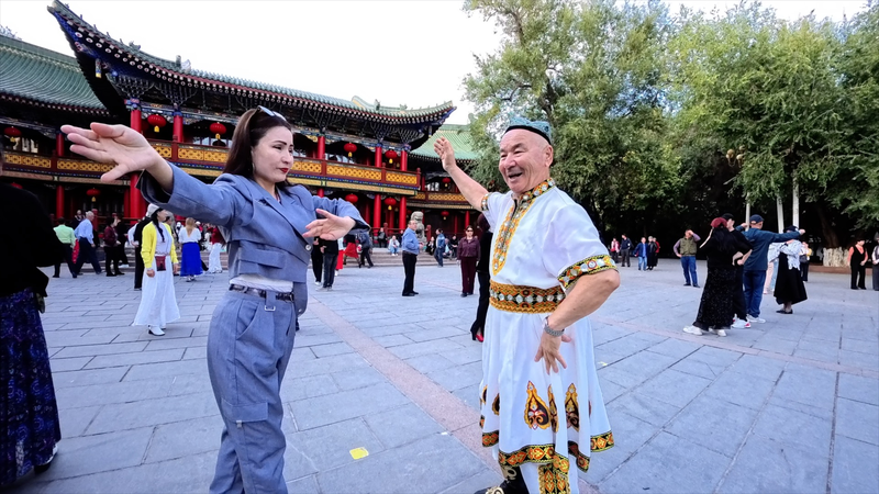 Urumqi_s_Dance_Culture_Celebrates_Ethnic_Unity_in_Xinjiang video poster