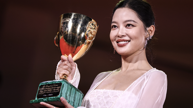 Xin_Zhilei_Wins_Best_Actress_at_Venice_Film_Festival - Khabar Asia Xin_Zhilei_Wins_Best_Actress_at_Venice_Film_Festival
