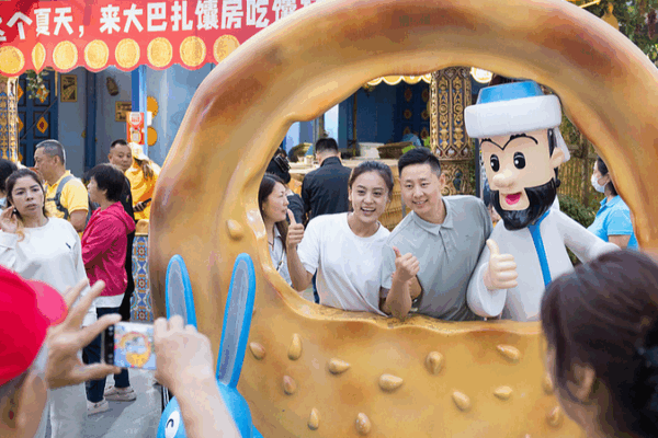 Xinjiang Grand Bazaar Booms with Record Summer Tourism Xinjiang_Grand_Bazaar_Booms_with_Record_Summer_Tourism