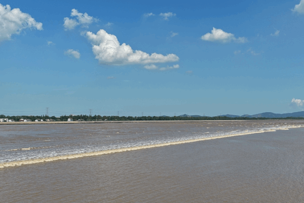 2025 Qiantang River Tidal Bore: Nature’s Spectacular Show 2025 Qiantang River Tidal Bore: Nature’s Spectacular Show video poster