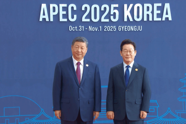 Xi Jinping, Lee Jae-myung Meet at APEC Leaders’ Gathering video poster