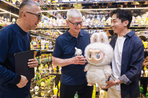 Apple CEO Tim Cook Kicks Off China Trip at Shanghai Pop Culture Exhibit Apple_CEO_Tim_Cook_Kicks_Off_China_Trip_at_Shanghai_Pop_Culture_Exhibit