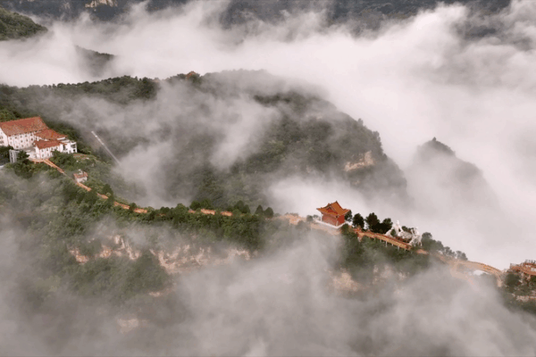 Breathtaking_Sea_of_Clouds_Transforms_Northern_China_s_Mountains video poster
