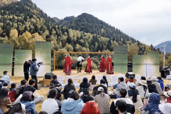 China_s_Autumn_Tourism_Surge__Scenic_Spots_Thrive_in_Peak_Season video poster