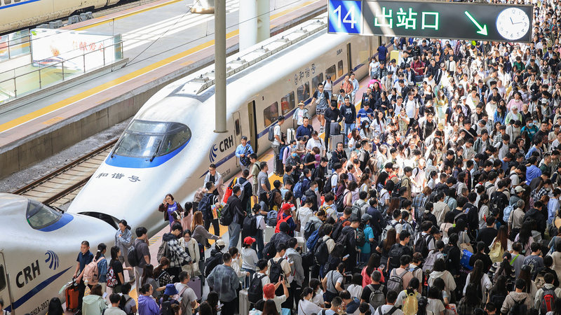 China_s_Holiday_Boom__Travel_and_Spending_Surge_During_Golden_Week