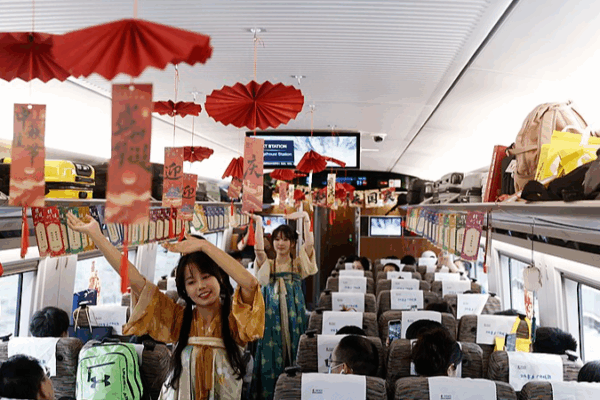 China’s Tourist Hotspots Thrive During National Day Holiday Surge China_s_Tourist_Hotspots_Thrive_During_National_Day_Holiday_Surge