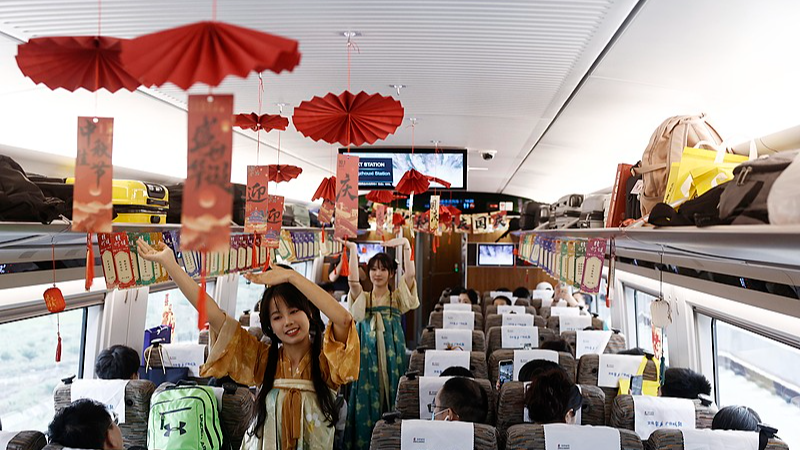 China_s_Tourist_Hotspots_Thrive_During_National_Day_Holiday_Surge