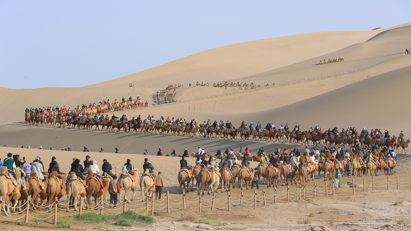 Dunhuang_s_Desert_Oasis_Draws_Record_Holiday_Crowds - Khabar Asia Dunhuang_s_Desert_Oasis_Draws_Record_Holiday_Crowds