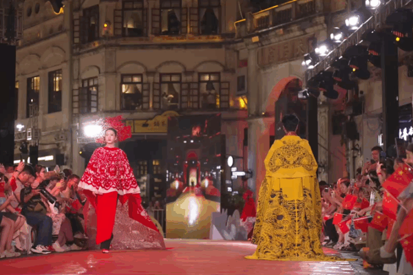 Hainan’s Qilou Old Street Hosts Cultural Heritage Runway Show Hainan_s_Qilou_Old_Street_Hosts_Cultural_Heritage_Runway_Show video poster