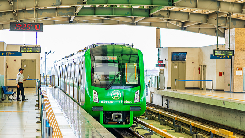Hanoi’s ‘Train Through Building’ Becomes Symbol of China-Vietnam Collaboration Hanoi_s__Train_Through_Building__Becomes_Symbol_of_China_Vietnam_Collaboration