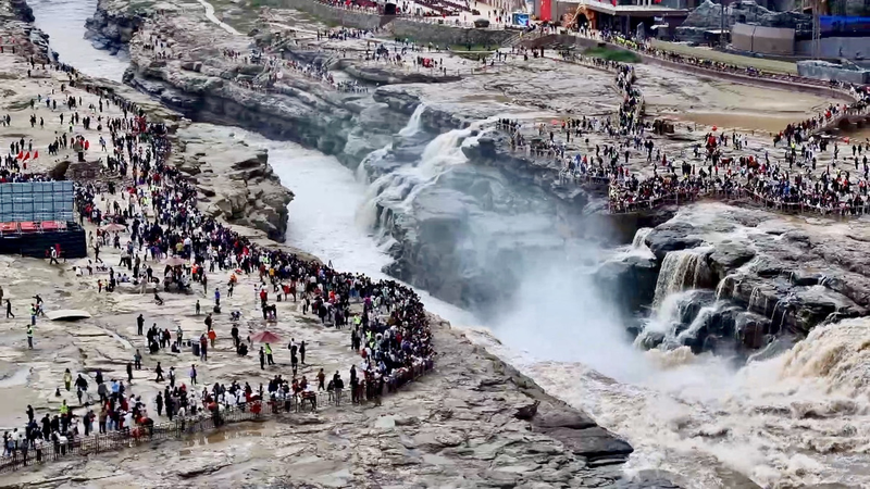 Hukou_Waterfall_Draws_Record_Crowds_During_National_Day_Festivities_poster - Khabar Asia Hukou_Waterfall_Draws_Record_Crowds_During_National_Day_Festivities video poster