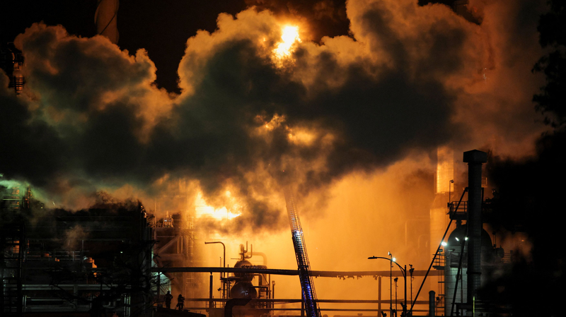 Major Fire Erupts at Chevron’s El Segundo Refinery in Los Angeles Major_Fire_Erupts_at_Chevron_s_El_Segundo_Refinery_in_Los_Angeles video poster