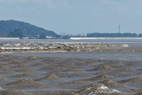 Qiantang River’s 2025 Tidal Bore: Nature’s Spectacular Show Returns Qiantang_River_s_2025_Tidal_Bore__Nature_s_Spectacular_Show_Returns video poster