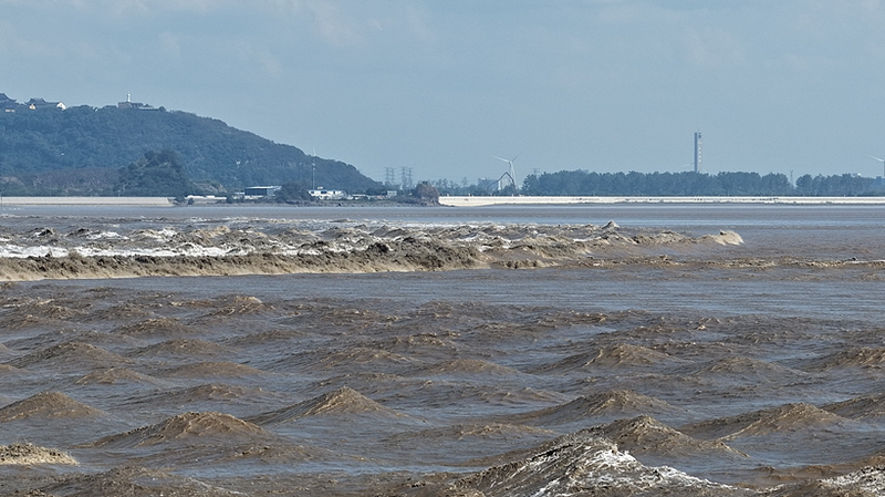 Qiantang_River_s_2025_Tidal_Bore__Nature_s_Spectacular_Show_Returns video poster