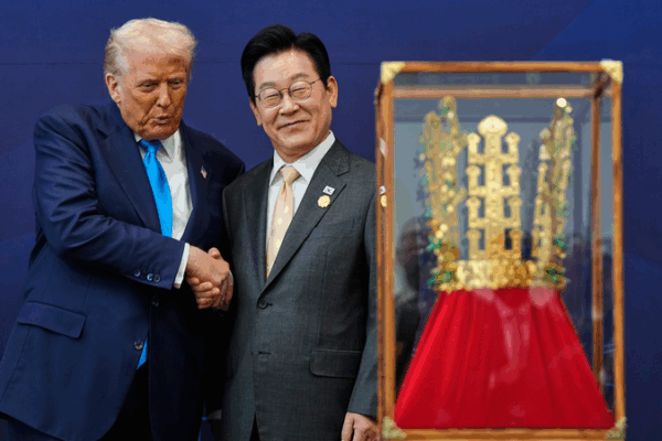 Trump__ROK_Leader_Lee_Discuss_Trade_and_Defense_at_APEC_Meeting