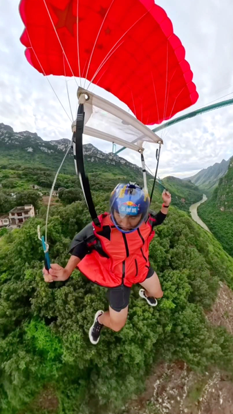 Wingsuit Daredevil Soars from World’s Tallest Bridge in Historic Feat Wingsuit_Daredevil_Soars_from_World_s_Tallest_Bridge_in_Historic_Feat video poster