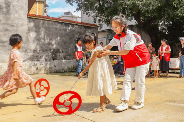 Youth Volunteers Drive Grassroots Growth in China’s ‘Go West’ Program Youth_Volunteers_Drive_Grassroots_Growth_in_China_s__Go_West__Program