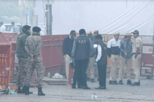 Car_Explosion_Near_Delhi_s_Red_Fort_Leaves_10_Dead__Dozens_Injured video poster