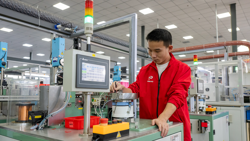 China_s_High_Tech_Manufacturing_Surge_Fuels_2025_Growth