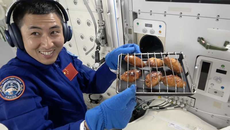 China_s_Space_Kitchen_Sizzles__Astronauts_Bake_in_Orbit - Khabar Asia China_s_Space_Kitchen_Sizzles__Astronauts_Bake_in_Orbit