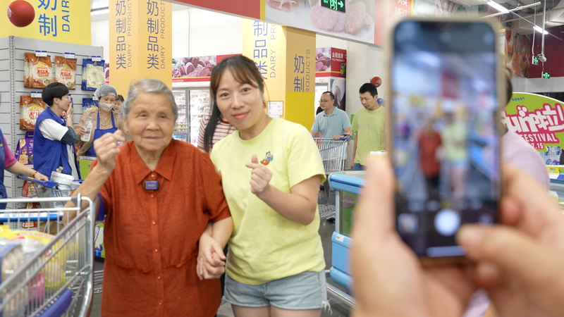 Gen_Z_Elevates_Chinese_Elders_to_Social_Media_Stardom video poster