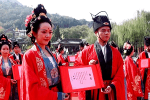 Global_Couples_Embrace_Tradition_in_Xi_an_Hanfu_Wedding_Ceremony video poster