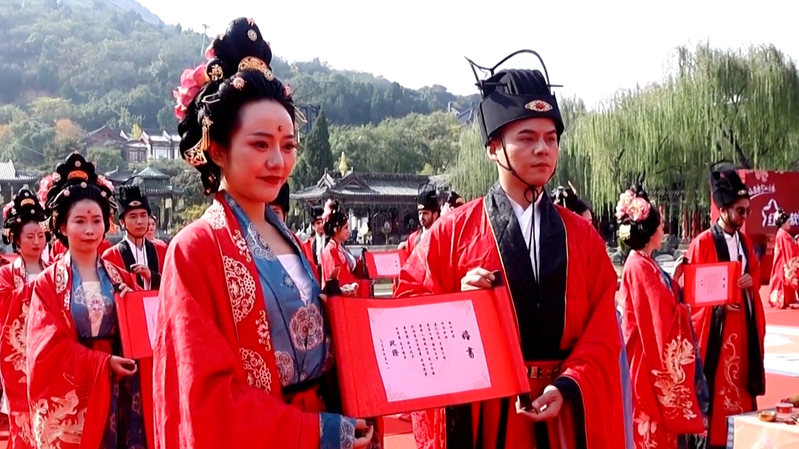 Global_Couples_Embrace_Tradition_in_Xi_an_Hanfu_Wedding_Ceremony video poster