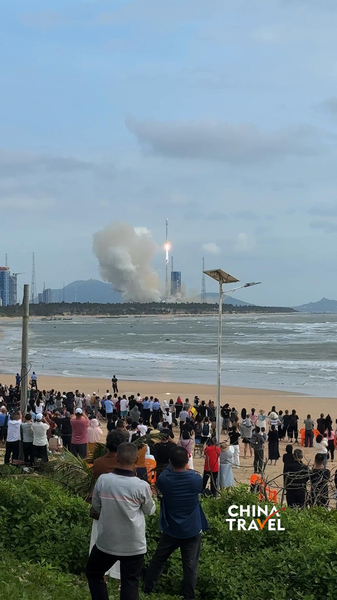 Hainan_s_Space_Tourism_Soars_as_Rocket_Launches_Attract_Global_Visitors video poster