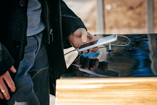 UAE_Warns_Travelers_of_Data_Theft_Risks_at_Public_Chargers