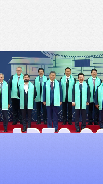 Xi_Jinping_Joins_APEC_Leaders_in_Symbolic_Group_Photo video poster