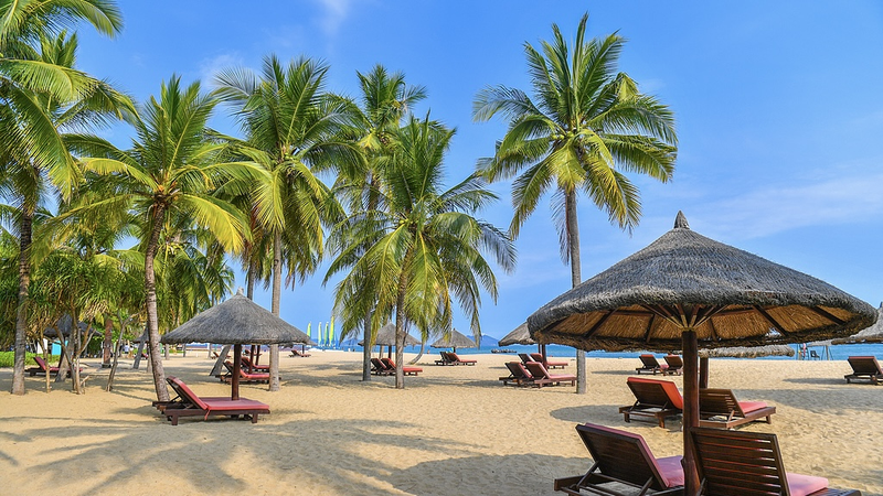 Hainan’s ‘Tourism-Plus’ Strategy Boosts Economic Growth in 2025 video poster