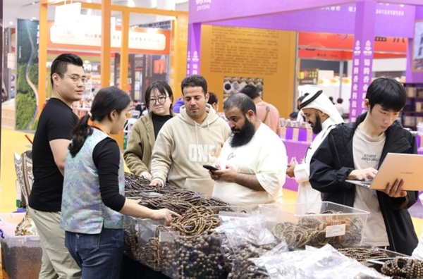 China_Strengthens_Middle_East_Ties_as_2025_Closes__Diplomacy___Trade_in_Focus video poster