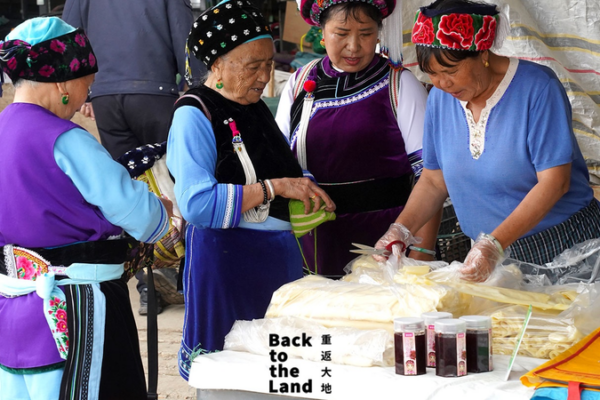 Dali_Morning_Markets__Where_Bai_Culture_Meets_Daily_Life_in_Southwest_China