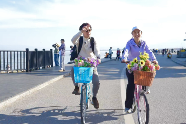 Dutch_Influencer_s_Yunnan_Bike_Journey_Captures_Erhai_Lake_s_Magic video poster
