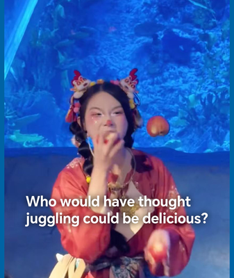 Guangzhou_Aquarium_Performer_Wows_Netizens_with_Edible_Juggling_Act video poster
