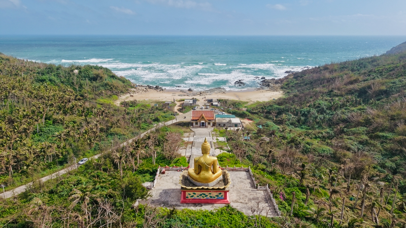 Hainan_s_Foguang_Temple_Blends_Spirituality_and_Tourism_with_Sea_Facing_Buddha