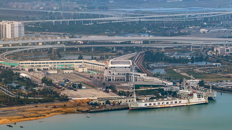 Hainan_s_New_Customs_Policies_Attract_Global_Investors__Says_American_Vlogger video poster