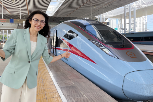 Hainan_s_Ring_Railway_Accelerates_Free_Trade_Port_Growth_in_2025