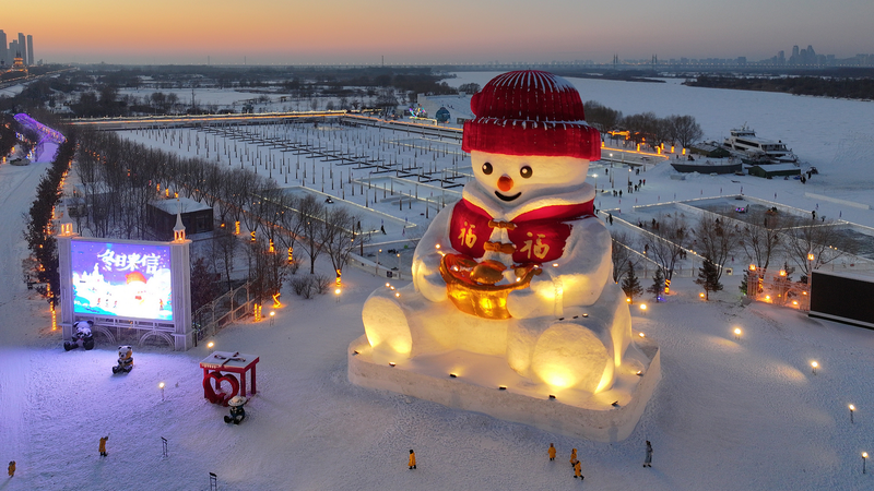 Harbin_s_26_Meter__Fuwa__Snowman_Becomes_Winter_Tourism_Icon