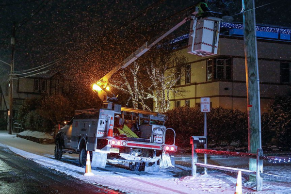 Heavy_Snow_Paralyzes_NYC__1_700__Flights_Canceled video poster